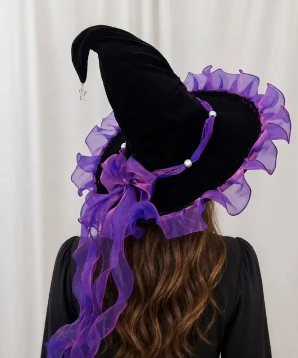Chapeau de sorcière fantasy noir avec volant violet en organza, perles décoratives et breloque étoile.