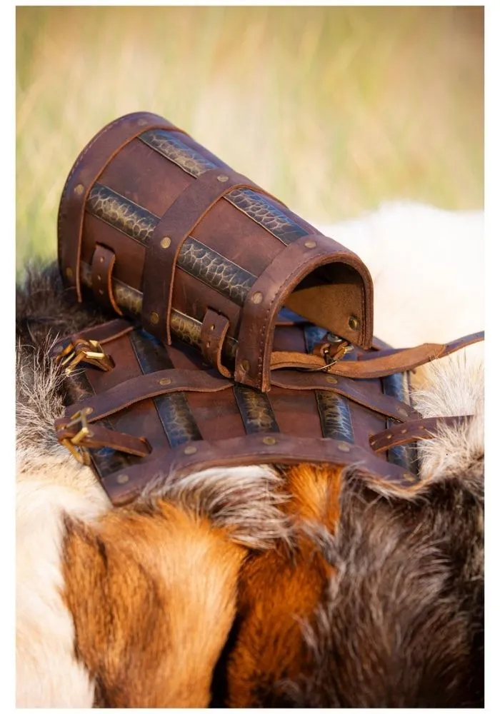 Gros plan sur un brassard viking en cuir marron avec sangles de serrage