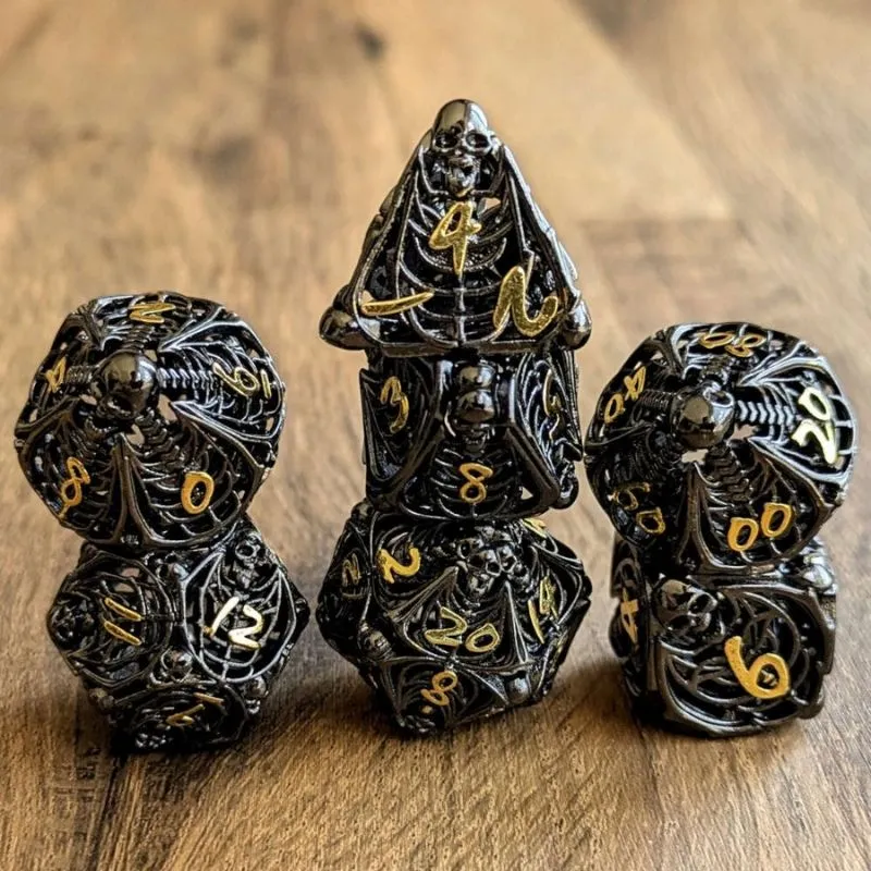 Gros plan sur un set de dés polyédriques en métal noir et dorures gravées pour le jeu de rôle