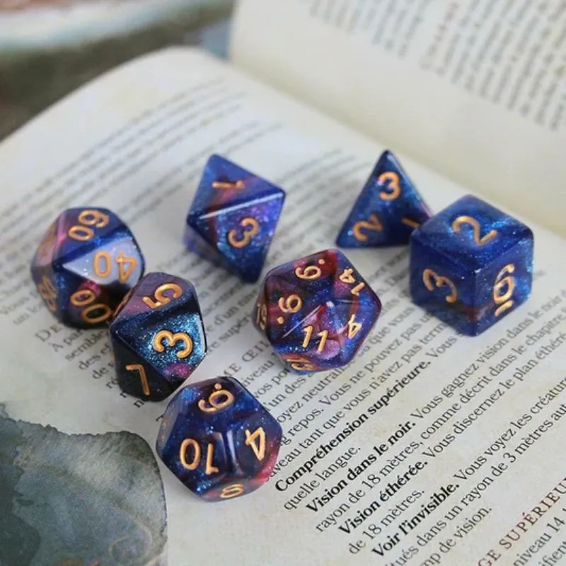 Set de dés polyédriques de JDR en résine bleue translucide posés sur les pages d'un livre ouvert