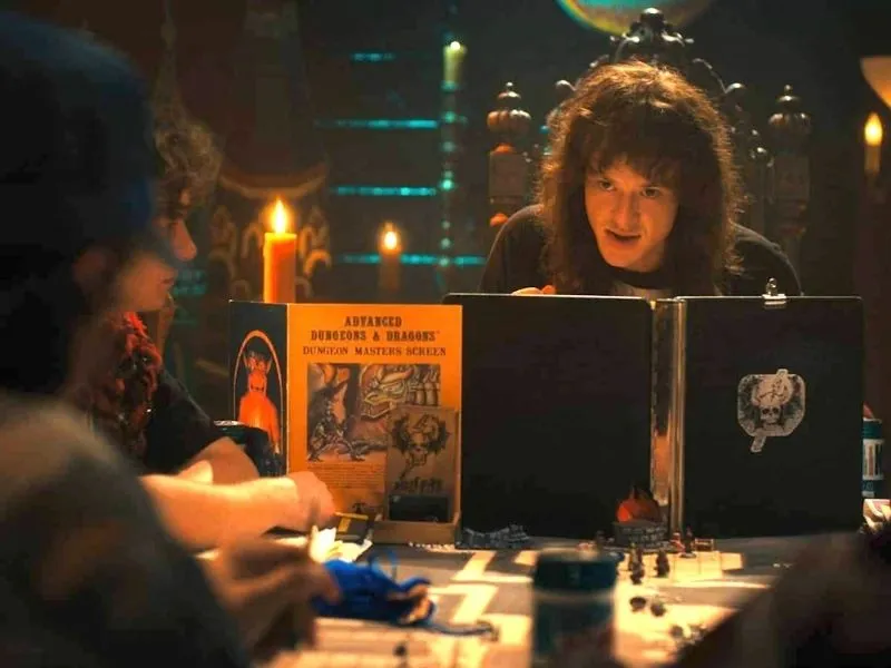 Eddie Munson de Stranger Things derrière un écran de maître du jeu de rôle Donjons et Dragons