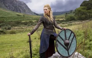 Guerrière viking tenant un bouclier, tenue inspirée de Lagertha