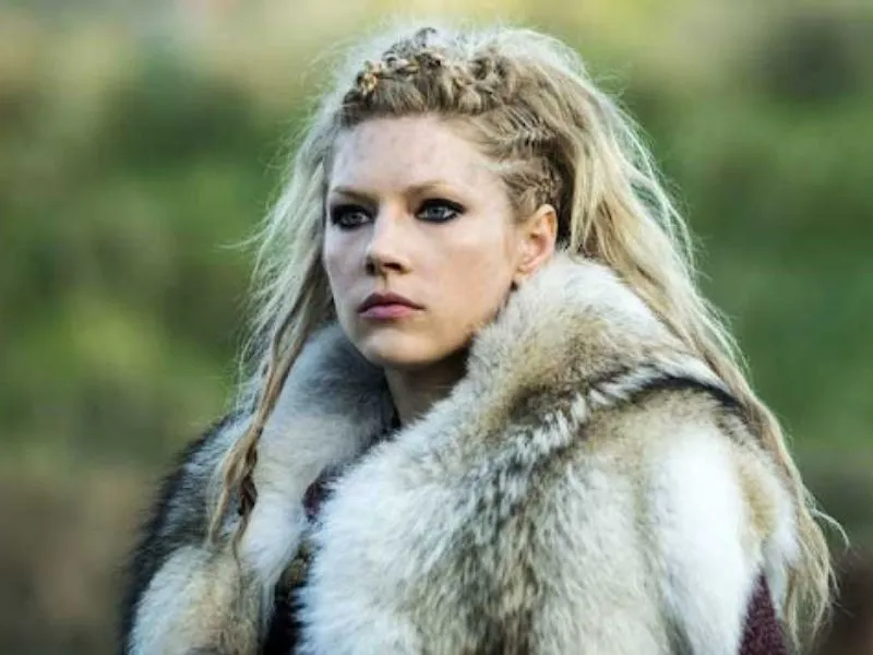 Portrait de Lagertha, guerrière viking avec maquillage et fourrure