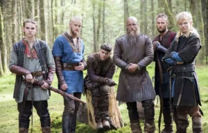 Fils de Ragnar Lothbrok en costumes vikings médiévaux dans une forêt