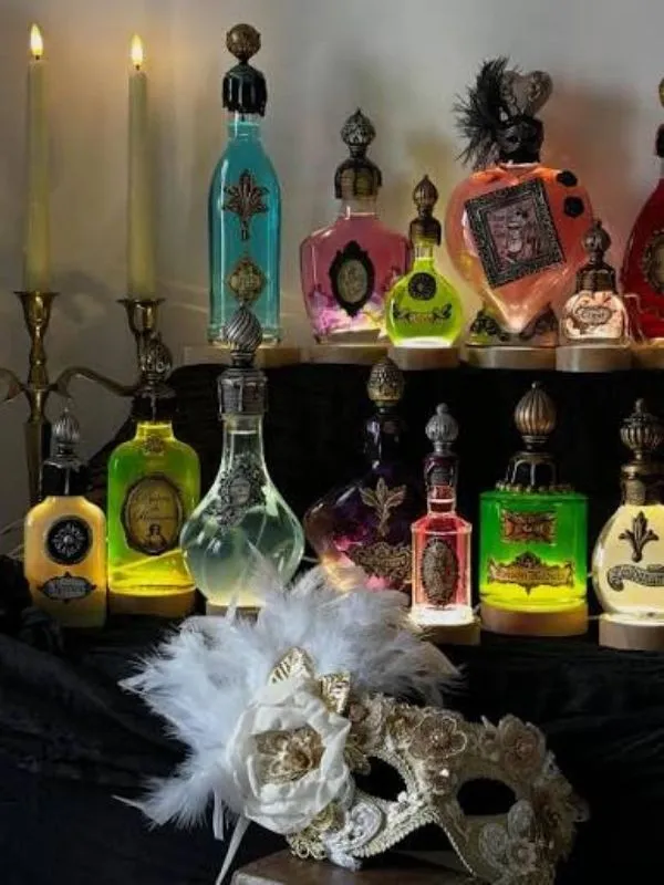 Collection de fioles de potions magiques colorées et lumineuses pour cadeau fantastique.