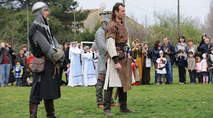 Guerrier en armure de cuir et cotte de mailles lors d'un festival médiéval en extérieur