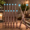 Lot de 10 baguettes magiques lumineuses sonores marron, texture bois sculptée.