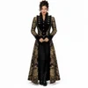 Manteau gothique brocart noir et or, coupe victorienne cintrée, laçage corset dos.