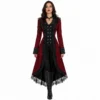 Manteau gothique rouge bordeaux impérial femme, coupe victorienne, dentelle noire et boutons.