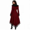 Manteau gothique rouge bordeaux femme avec coupe victorienne, dentelle noire et boutons métalliques.