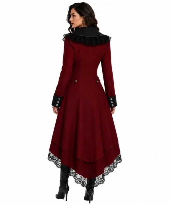Manteau gothique rouge bordeaux femme avec coupe victorienne, dentelle noire et boutons métalliques.