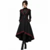 Trench gothique victorien femme noir, coupe asymétrique, liserets rouges, boutons ciselés.