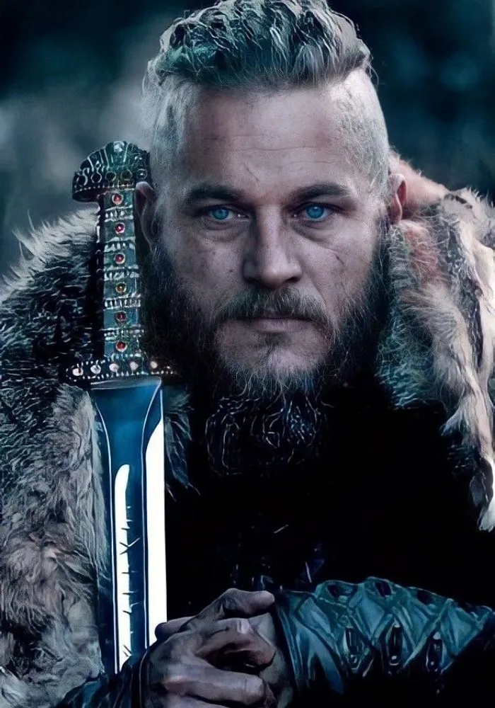 Portrait rapproché de Ragnar Lothbrok avec regard intense et pommeau d'épée viking