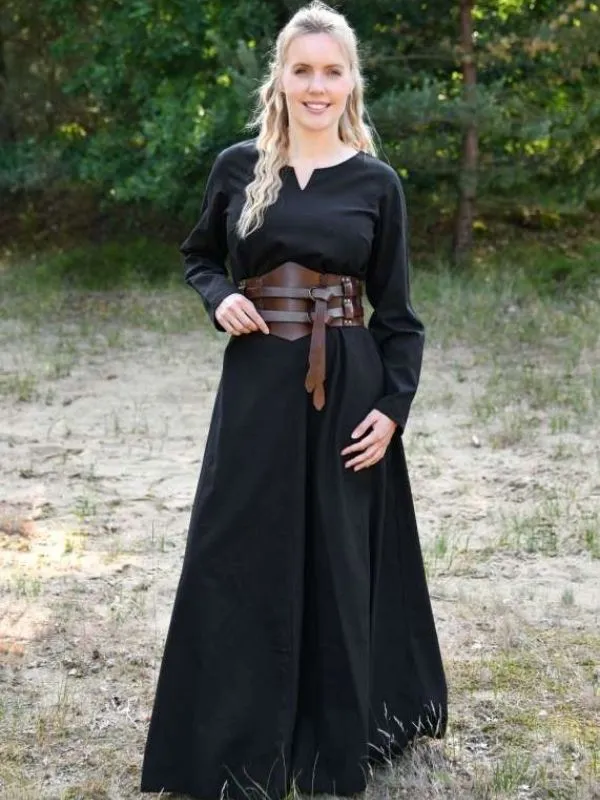 Femme portant une robe médiévale noire avec une large ceinture serre-taille en cuir marron