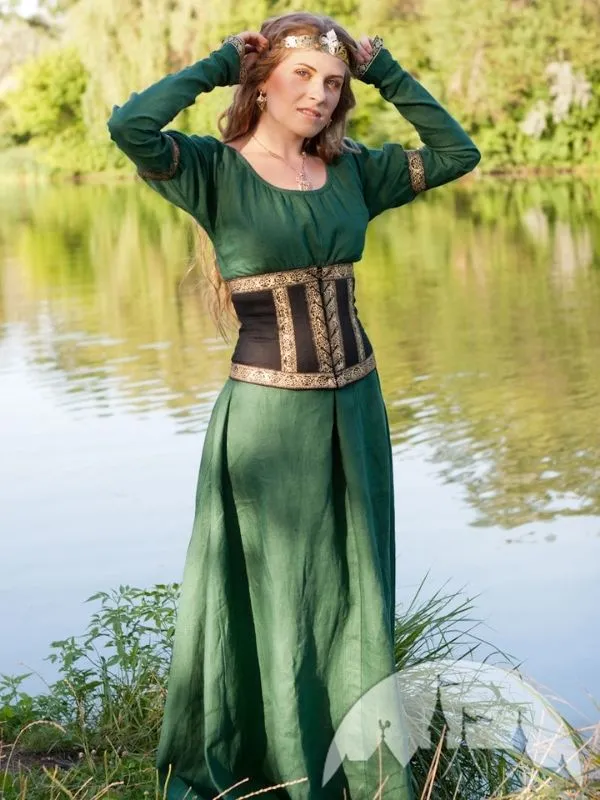 Robe médiévale en lin vert avec corset serre-taille noir et doré au bord de l'eau