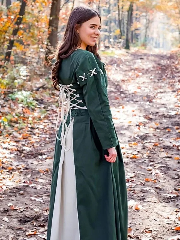 Dos d'une robe médiévale de paysanne verte avec laçage blanc pour festival et GN