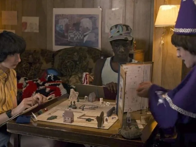 Lucas Sinclair de la série Stranger Things jouant à une table de jeu de rôle D&D