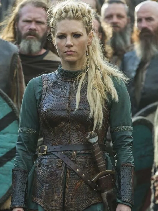 Guerrière viking portant une armure de cuir, look inspiré de Lagertha