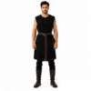Tunique médiévale homme noire sans manches, avec ceinture et bracelets de protection.