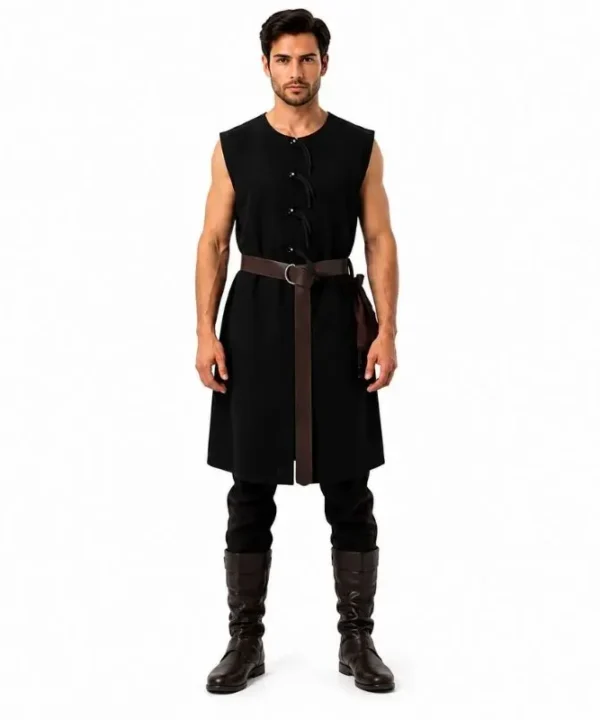 Tunique médiévale homme noire sans manches, avec ceinture et bracelets de protection.