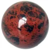 Boule de cristal rouge marbrée idéale pour divination et décoration fantasy.