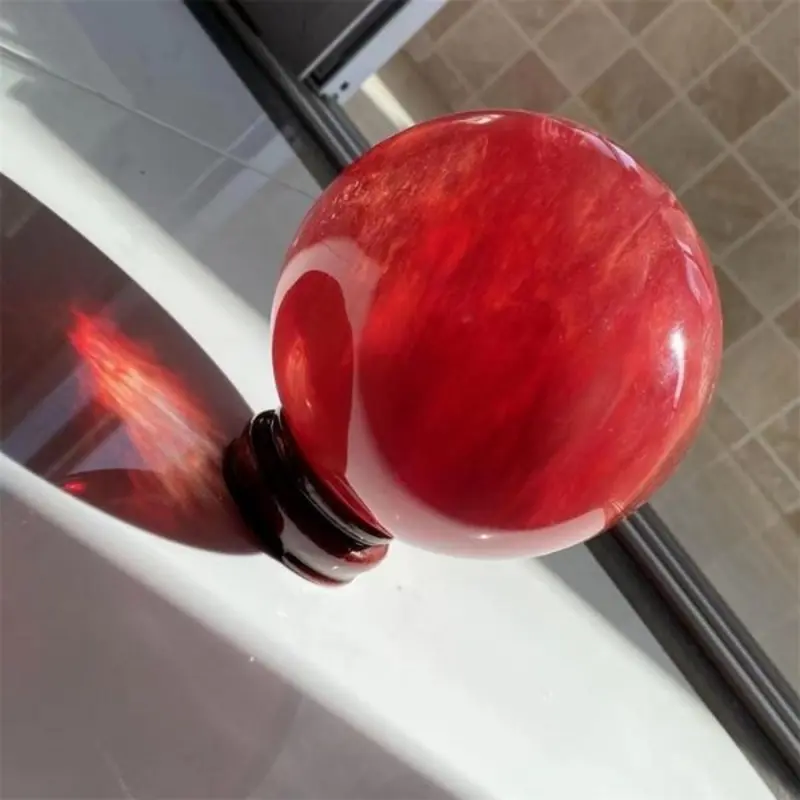 Sphère rouge en quartz naturel avec poli miroir et support en bois pour pratiques mystiques