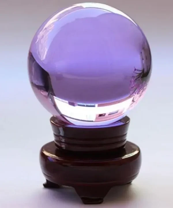 Boule de cristal Éthérée violette translucide 60mm, décoration Feng Shui.