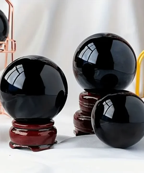 Boule d'obsidienne noire mystique naturelle 60mm, surface polie miroir.