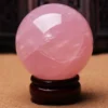 Sphère en quartz rose céleste 40mm sur socle bois sculpté, favorisant paix et amour.