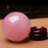 Boule de Cristal Rose Céleste en quartz rose avec support en bois pour divination et voyance