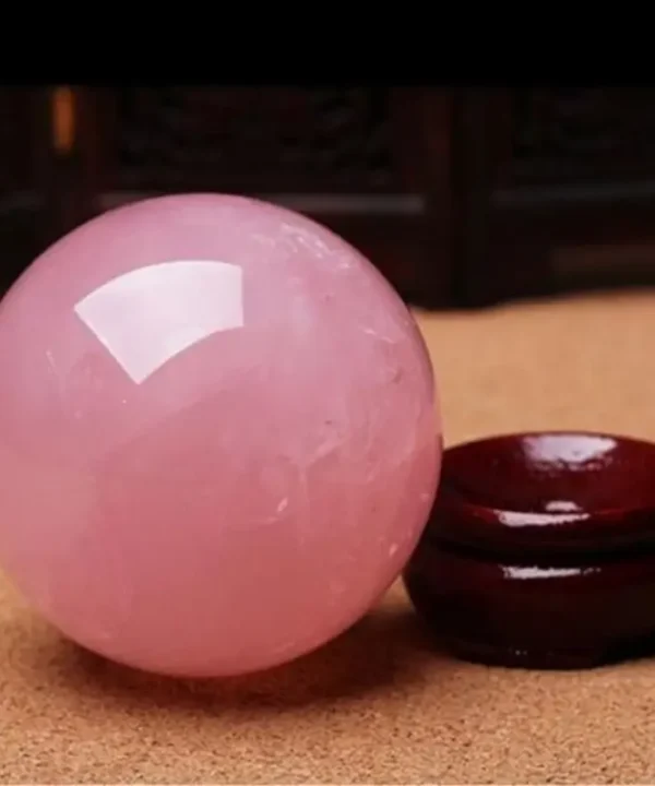 Boule de Cristal Rose Céleste en quartz rose avec support en bois pour divination et voyance