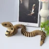 Serpent articulé cobra beige en impression 3D avec texture écaille réaliste et corps flexible.