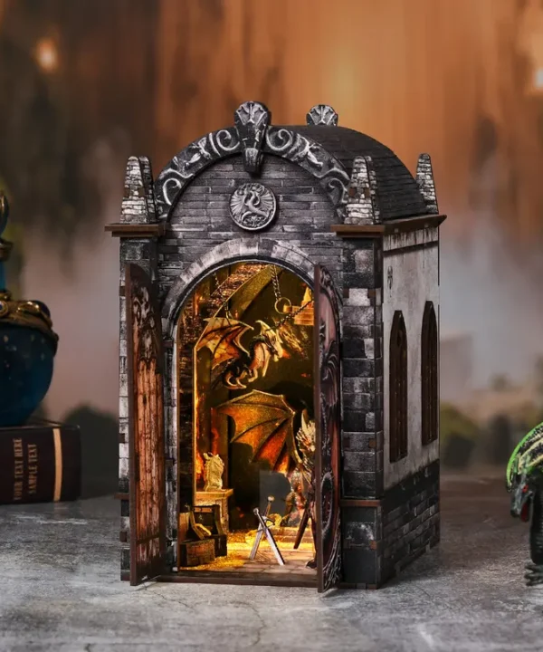Book Nook Repaire du Dragon avec dragon doré et trésor illuminé