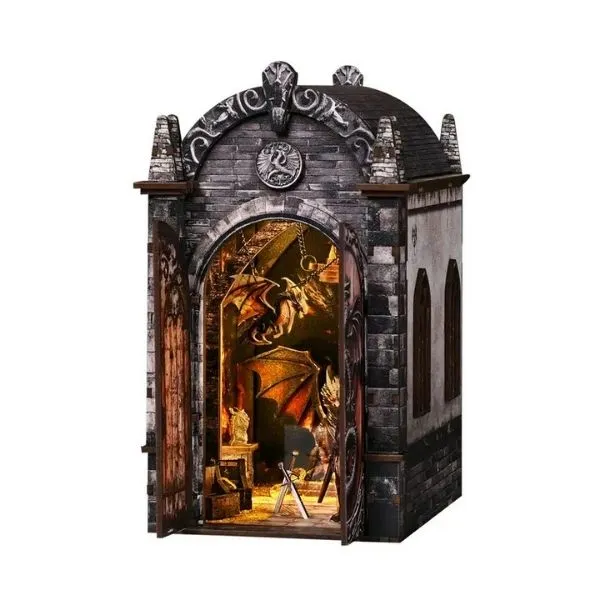 Book Nook Repaire du Dragon, diorama gothique en bois, dragon doré et trésor illuminé.