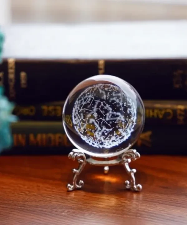 Boule de cristal K9 transparente, constellations Zodiaque 3D, support métallique argenté stylisé.