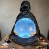 Statue Grand Oracle gothique : silhouette noire, mains squelettiques, boule de cristal LED bleue.