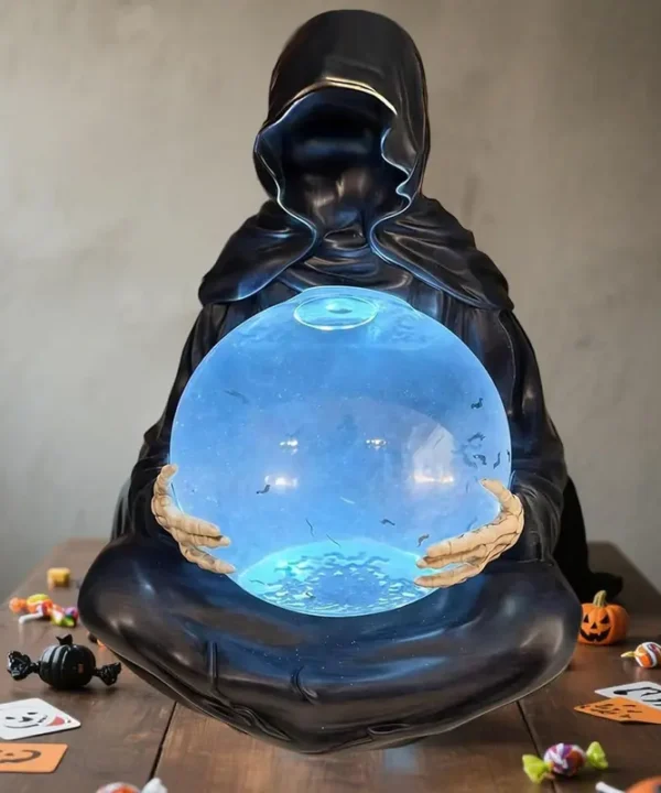 Statue Grand Oracle gothique : silhouette noire, mains squelettiques, boule de cristal LED bleue.