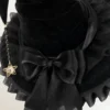 Chapeau fantasy noir à large bord avec nœud satiné et pendentif doré