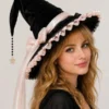 Chapeau de sorcière rose clair velours noir, nœud satiné, étoile dorée, style romantique fantasy.