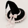 Chapeau sorcière femme en velours noir avec rubans rose pâle et pendentif étoile