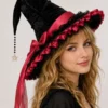 Chapeau de sorcière noir velours, bord large satin rouge, dentelle et étoile dorée en filigrane.