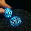 Dés DnD lumineux LED noirs avec lumière bleu néon