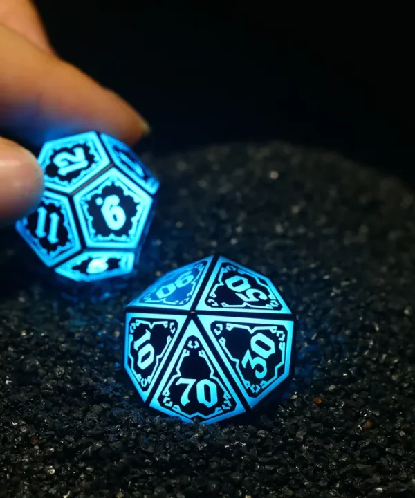 Dés DnD lumineux LED noirs avec lumière bleu néon