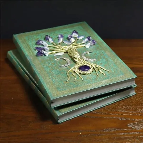 Grimoire vert forêt, Arbre de Vie doré relief, améthystes, motifs ésotériques