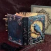 Livre grimoire gothique avec corbeau noir et pages parchemin