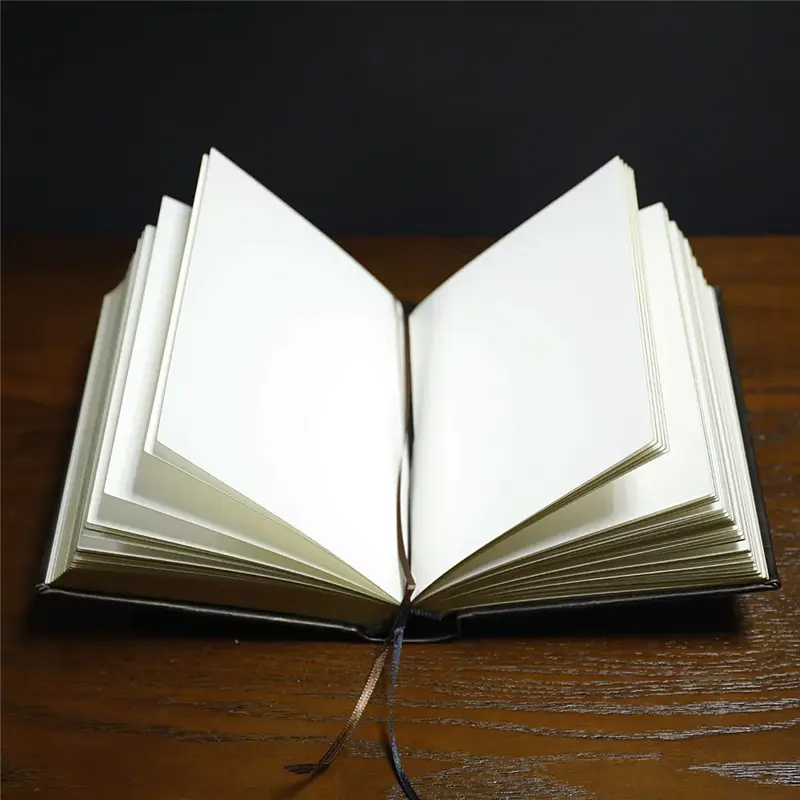 Grimoire ésotérique bronze orné d’un médaillon doré triple lune