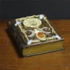Grimoire sorcière vintage bronze symbole triple lune et pierres naturelles
