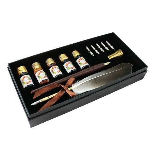 Coffret Kit de Calligraphie des Arcanes: plume d'oie, encres couleurs, stylo bois, socle doré.
